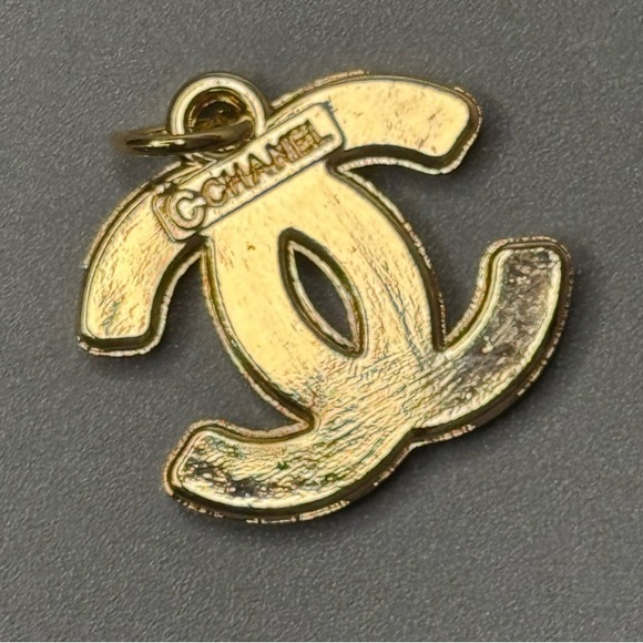 💯 Authentic CHANEL Gold and White Interlocking C charm - Picture 4 of 7
